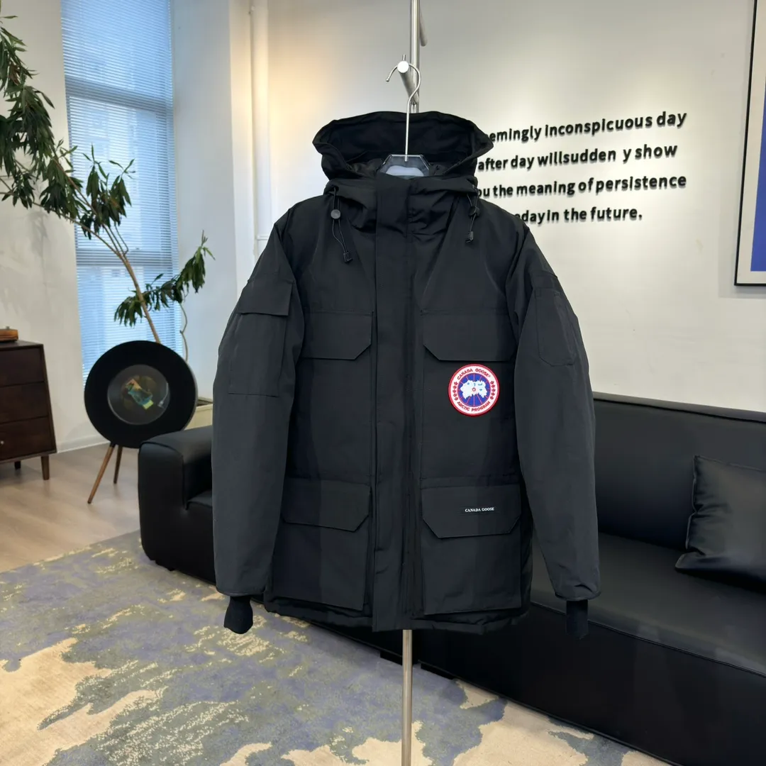 P800 🇨🇦Canada Goose "Canada Goose" 🇨🇦 Beichen White / 08 Expedition Parka 4660M Product color: black, off-white, red, sand pink, sky blue, graphite gray, Beichen white, navy, sky blue, gray camouflage gray black label Product size: XS, S, M, L, XL, XXL The Expedition was originally a parka designed for scientists at the McMurdo Research Station in Antarctica. Whether your next journey takes you into the frozen urban jungle or across uncharted ice fields, wear Canada Goose's Expedition Parka and get proven results year after year in Antarctica by the National Science Foundation's Center for Polar Research.  Material list: 1⃣ Uses Y-shaped Velcro imported from Taiwan (exclusive in the market) 2⃣ Uses 18-count polyester-cotton blended fabric imported from South Korea (authentic synchronized fabric) 3⃣ National standard 80% white duck down, (zp uses 80% white duck down/90% of all boasts are fake) 4⃣ Western Canadian coyote hair (non-market dyed fox hair filled with wolf hair) Material analysis characteristics: 1⃣ The original/polyester-cotton fabric has a high polyester fiber content, and the polyester-cotton fabric has high heat and light resistance and good stability. It has bright colors, high fiber strength, durability, light resistance, heat resistance, and straightness. 2⃣ As we all know, the original version uses 80% white duck down. The fill power refers to the cubic inches of volume occupied by each ounce (30 grams) of down under certain conditions. If one ounce of down occupies 500 cubic inches, the fill power of the down is 500. So we can simply understand it as: fill power is the volume of down, and the volume of down is fill power. The higher the fill power of down, it means that under the same filling amount, down can fix a larger volume of air layer to keep warm and insulate, so the warmth retention of down is better. 3⃣ Western Canadian coyote hair, "large range of selected neck hair" is soft and fluffy, each wolf hair is 60-63 long / 14-16 wide at the peak, this width + preferred parts. It is basically unmatched by the same industry